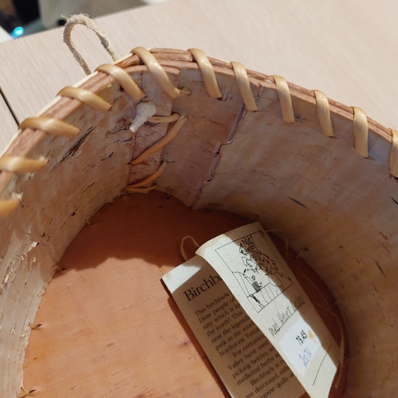 Handcrafted Birch basket with porcupine quills - Picture 2 of 3